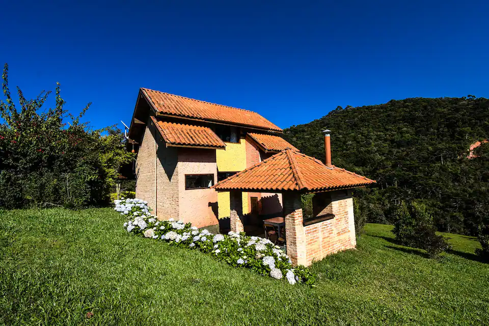 Chalé Alfazema — Para casais, com lareira à alcool e vista para montanhas 9